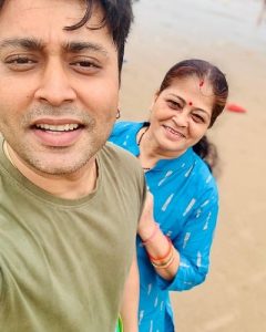 Rahul-Vohra-with-his-mother Rahul-Vohra-with-his-mother
