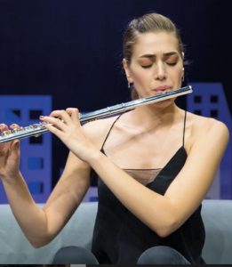 Öznur Serçeler playing flute