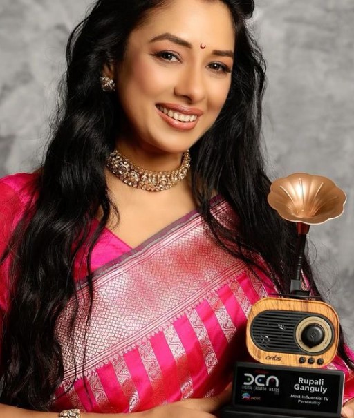 Rupali Ganguly posing with her Digital Creator Award