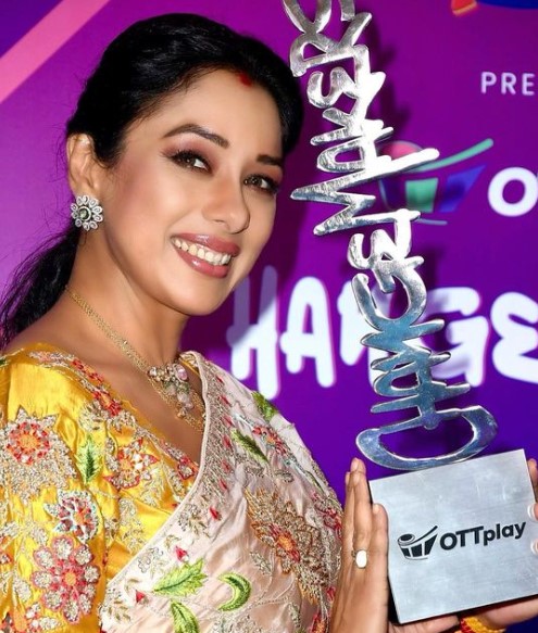 Rupali Ganguly poses with her trophy, Compassionate Changemaker of the Year
