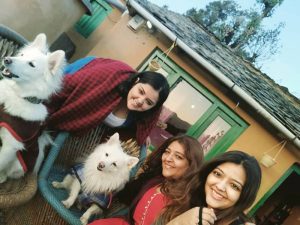 Kanu Priya with her pet dogs and daughters