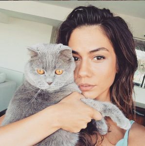 Demet-Özdemir-loves-cats-wiki-biography Demet-Özdemir-loves-cats
