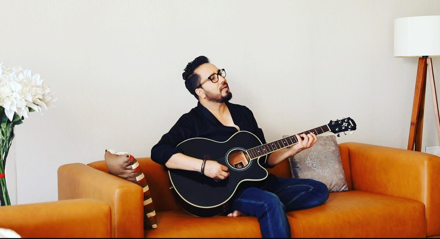 Mika Singh Facts - Mika playing guitar