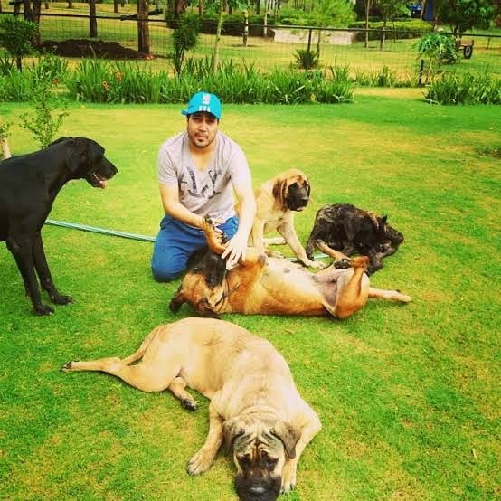 Mika Singh Facts - Mika with his pet dog