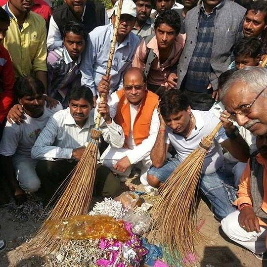 Raju Srivastav cleaning during Swach Baharat Abhiyan