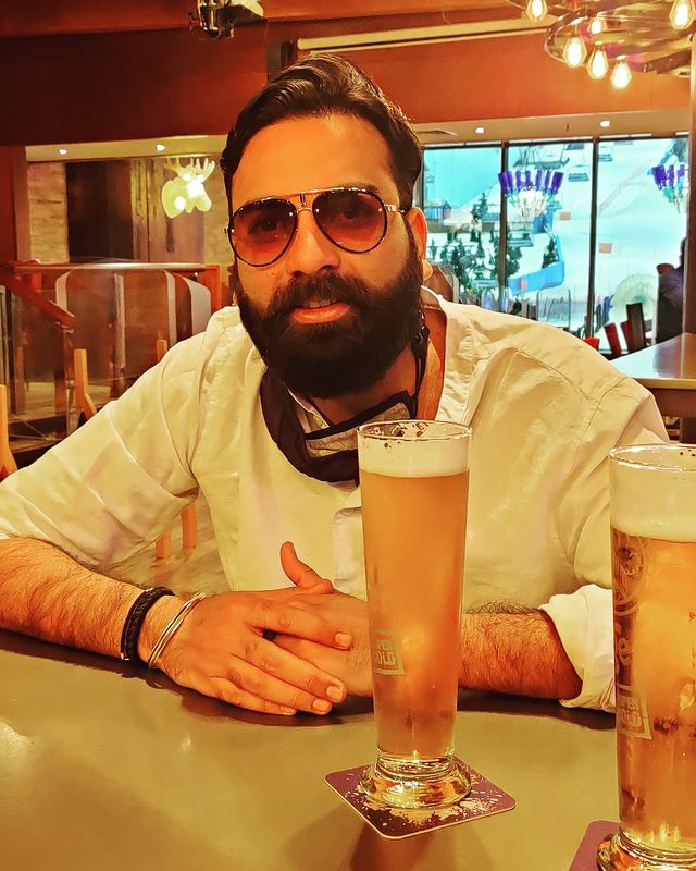 Anubhav Singh Bassi drinking alchohol