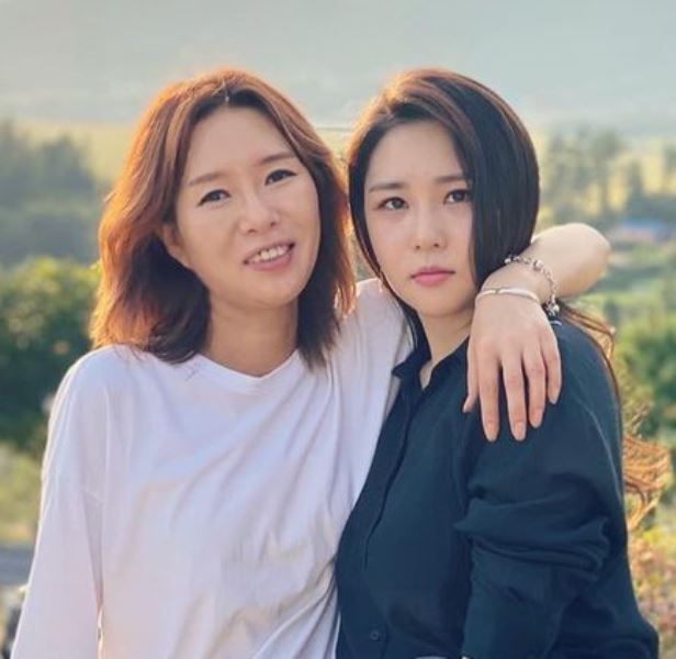 Haesoo-with-her-mother